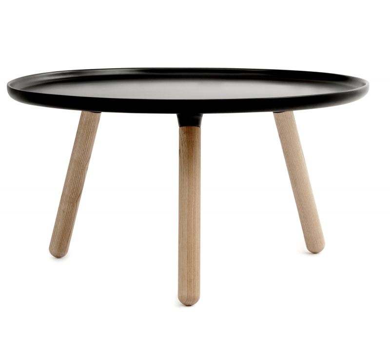 Schwarzer Tablo Couchtisch von Normann Copenhagen mit drei hellen Holzbeinen vor weißem Hintergrund.